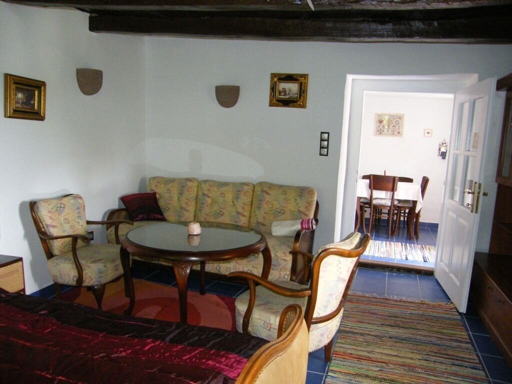 클래식 하우스, 침실 2개, 전용 욕실, 정원 전망 | 거실 공간