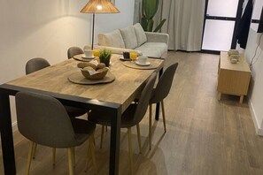 Dining - A (VA070.2.9) TH Mediterranean Suites 9 (Valencia / València)