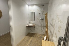 تجهيزات دش، مجففات شعر، مناشف، ورق حمّام