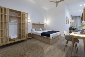 Tabla de planchar con plancha, wifi gratis y ropa de cama 