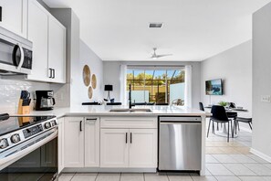 Een koelkast, een magnetron, een oven, een kookplaat