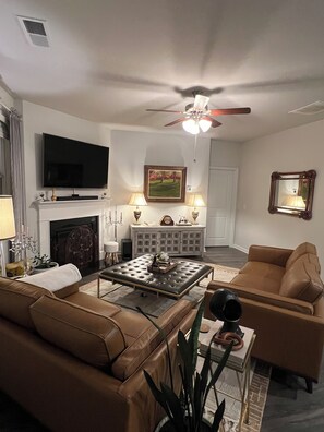 Smart TV y chimenea 