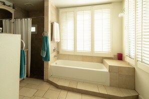 Haartrockner, Handtücher, Seife, Toilettenpapier