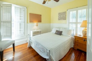 4 bedrooms, desk, WiFi, bed sheets