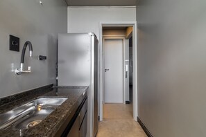 Full-sized fridge, microwave, coffee/tea maker, toaster - Akile Homes experiences Geek (São Paulo)