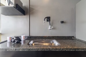 Full-size fridge, microwave, coffee/tea maker, toaster - Akile Homes experiences Geek (São Paulo)