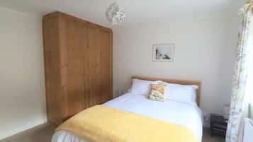 3 bedrooms, desk, iron/ironing board, free WiFi