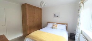 3 soverom, skrivebord, strykejern/-brett og wi-fi (inkludert)