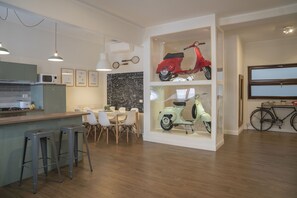 Comfort Apartment, 4 Bedrooms | Living area