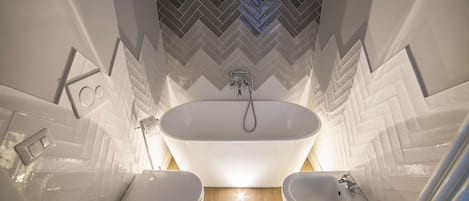 Comfort Apartment, 4 Bedrooms | Bathroom | Separate tub and shower, deep soaking tub, rainfall showerhead