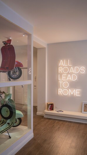 Apartamento Confort, 4 habitaciones | Zona de estar | Televisión LED de 55 pulgadas con canales digitales
