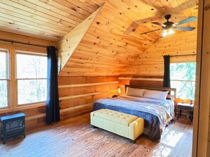 1 bedroom, in-room safe, iron/ironing board, free WiFi - Cabin Retreat Between Marshall and Hot Springs! Firepit, Creek, Pure Bliss! (Marshall)