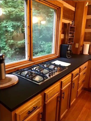 Frigorífico, microondas, placa de cocina y cafetera o tetera