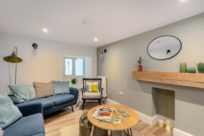 TV - 3 Bed in Appledore (oc-m28041) (Appledore)