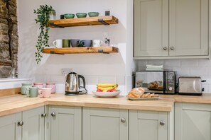 電子レンジ、オーブン、食器洗い機、調理器具と食器