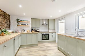 Micro-ondas, fogão, lava-louças, talheres/pratos/utensílios de cozinha