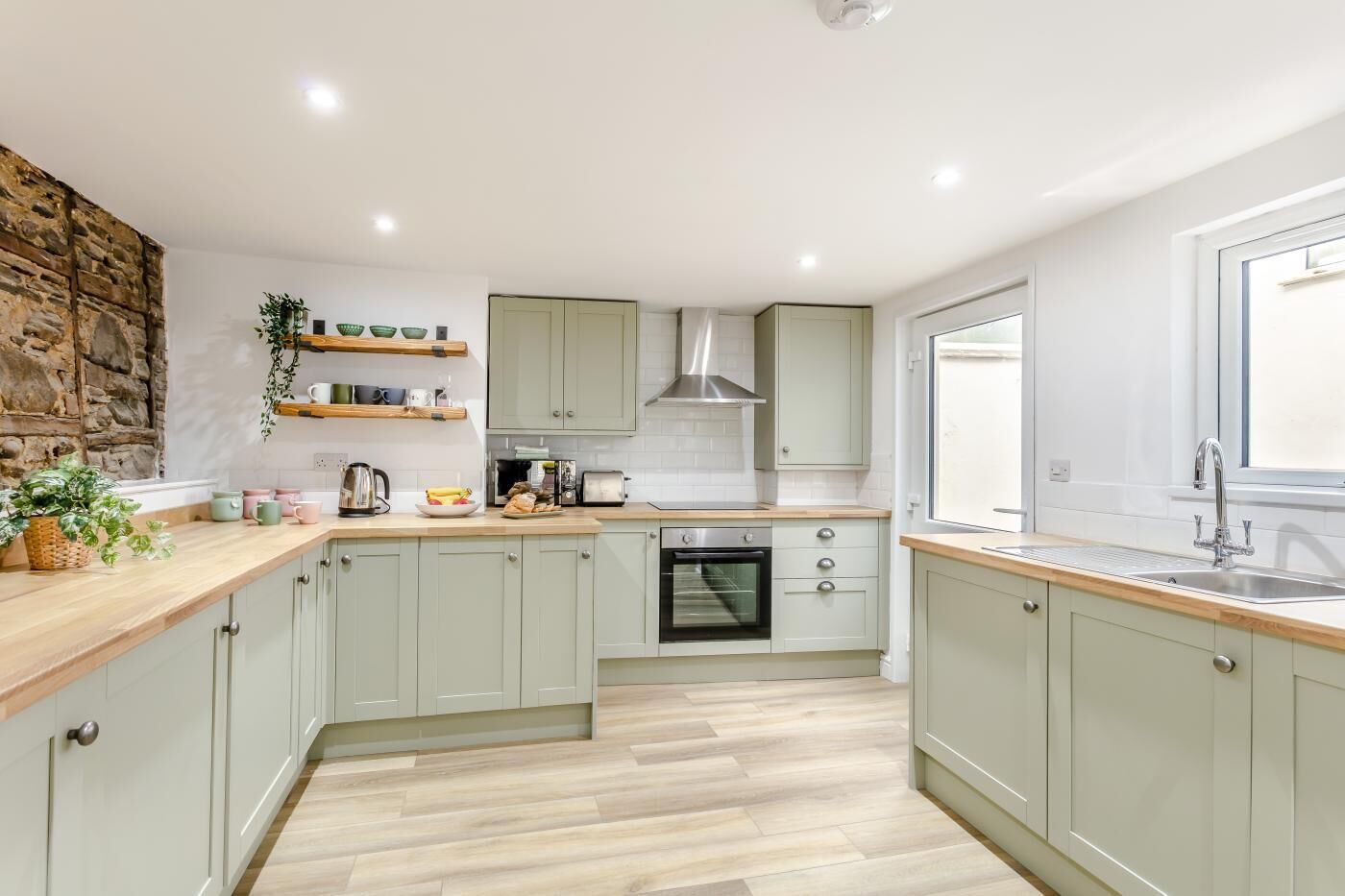 電子レンジ、オーブン、食器洗い機、調理器具と食器