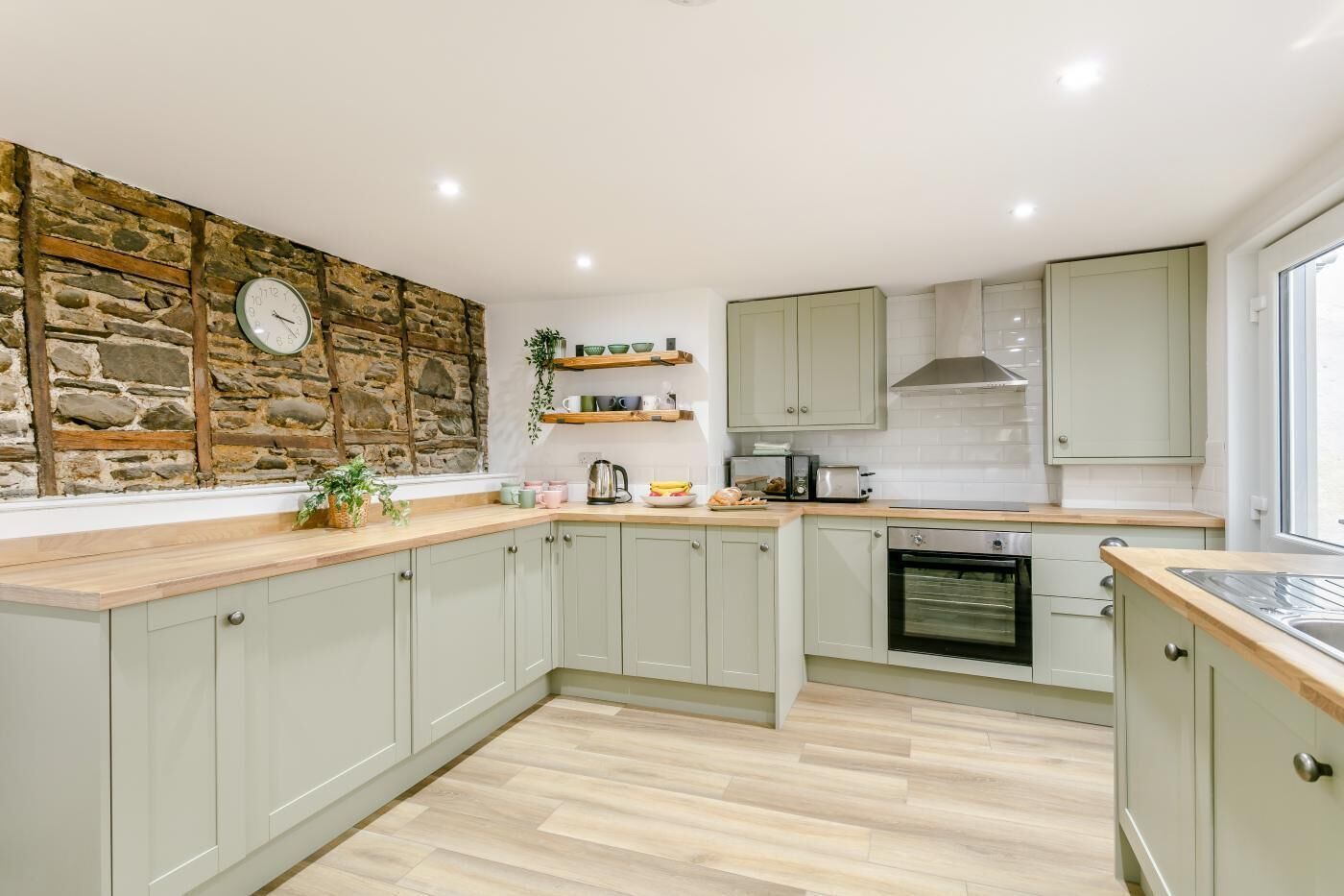 Microwave, oven, dishwasher, cookware/dishes/utensils