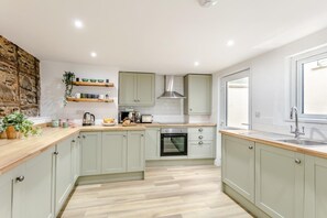 Microwave, oven, dishwasher, cookware/dishes/utensils - 3 Bed in Appledore (oc-m28041) (Appledore)