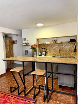 Réfrigérateur, four, bouilloire électrique