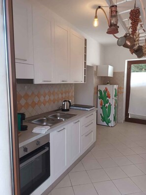 Køleskab, ovn, kogeplade, kaffe-/temaskine