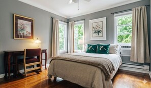 2 chambres, bureau, fer et planche à repasser, lit parapluie