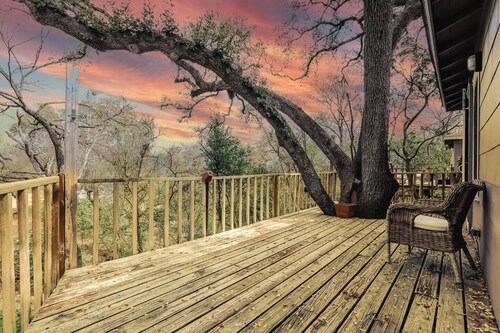 UT Magical Tree House w/ Fenced Yard❤️ Walk to Moody & DKR | Free Parking