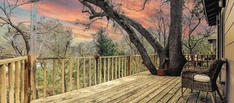 UT Magical Tree House w/ Fenced Yard❤️ Walk to Moody & DKR | Free Parking