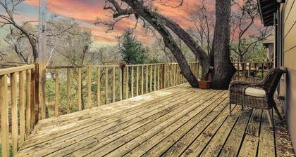 UT Magical Tree House w/ Fenced Yard❤️ Walk to Moody & DKR | Free Parking