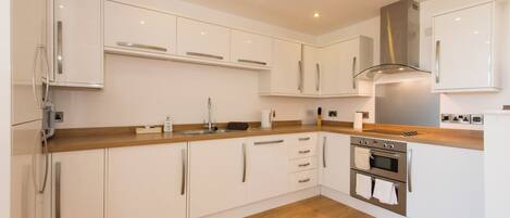 Een vaatwasser, een kinderstoel