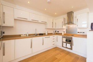 Lavavajillas y trona infantil