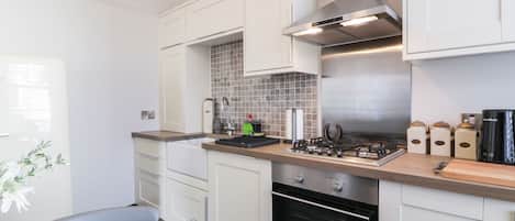 Dishwasher, electric kettle, toaster, cookware/dishes/utensils