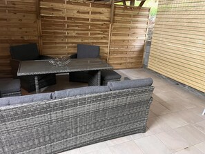 Outdoor dining - Studio Roseland (Baillif)