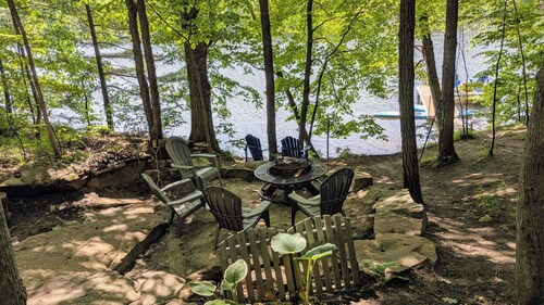 Beautiful waterfront Cottage with Private Dock located on Bob's Lake.