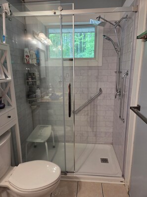 Dusche, Handtücher, Seife, Toilettenpapier