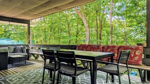 Outdoor dining - Beautiful waterfront Cottage with Private Dock located on Bob's Lake. (Godfrey)
