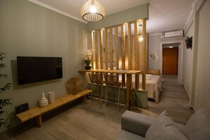 Comfort studio | Woonruimte | Een 50-inch flatscreentelevisie met digitale zenders