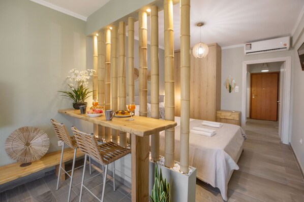 Comfort studio | Woonruimte | Een 50-inch flatscreentelevisie met digitale zenders