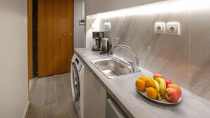 コンフォート スタジオ | 専用キッチン | 小型冷蔵庫、オーブン、コンロ、電気ポット