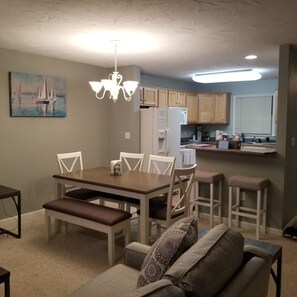 Dining - Serenity at Smith Mountain Lake (Hardy)