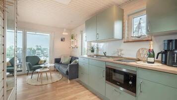 Kühlschrank, Mikrowelle, Herdplatte, Wasserkocher mit Kaffee-/Teezubehör