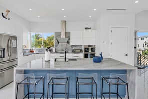 Fridge, microwave, oven, stovetop - Oceanfront Luxury Mansion, Dock, Pool&Spa, Kayaks (Marathon)