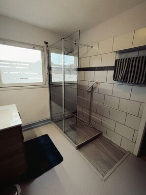 Een douche, een haardroger, handdoeken, zeep