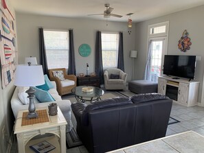 TV connectée, lecteur de DVD, livres