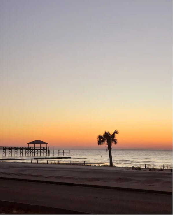 Plage, chaises longues, serviettes de plage