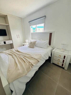 2 عدّة غرف نوم ومكواة/لوح كي وواي فاي وملاءات أسرّة