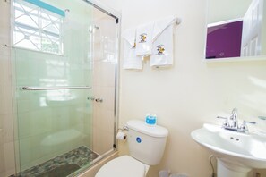 Bañera profunda, cabezal de ducha tipo lluvia