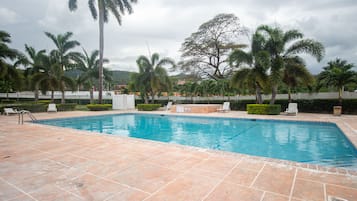 Kolam renang outdoor, dengan payung kolam renang dan kursi berjemur