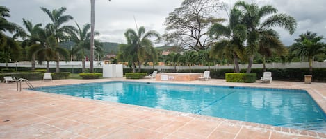 Piscina all'aperto, ombrelloni da piscina, lettini