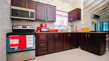 Grand réfrigérateur, micro-ondes, four, plaque de cuisson